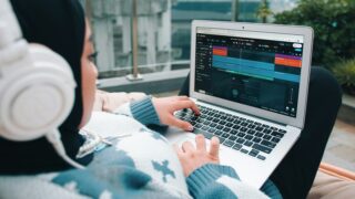 【楽曲生成】AIで自分の曲が作れる?曲が生成できるAIサービス4つの内容を深掘り。どこまで作曲できる?1ヶ月に作れる曲数は?