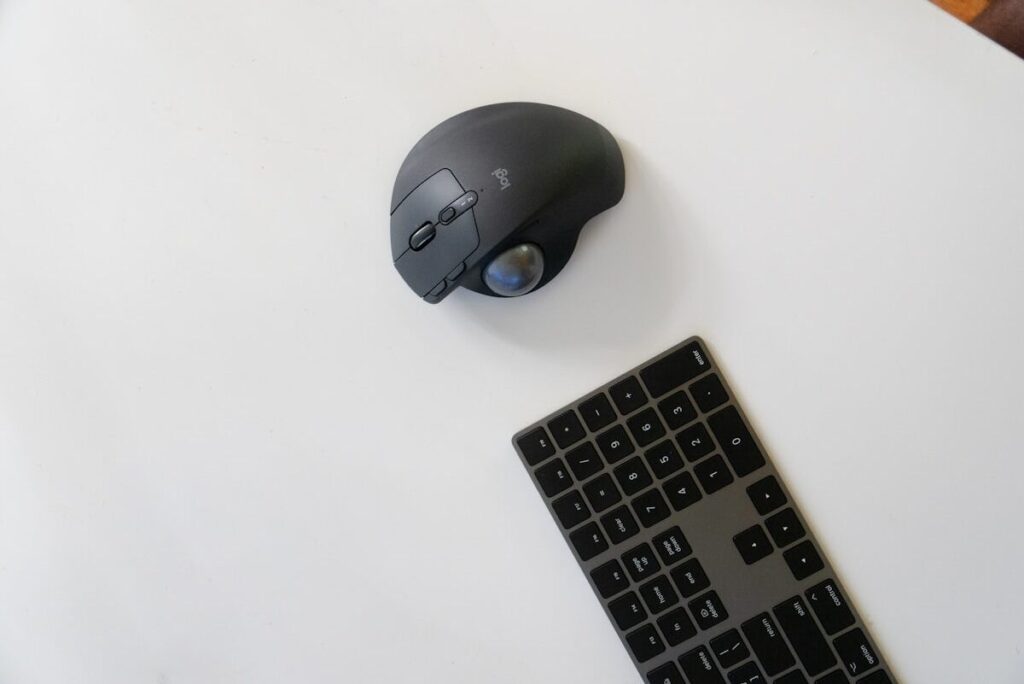 black logitech cordless computer mouse