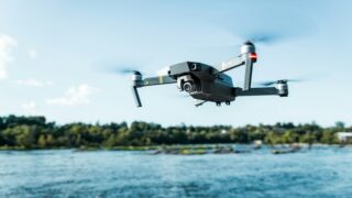 【空撮】ドローンはどこで飛ばせる?2026年7月施行の改正法とクリエイター向け機種の選び方