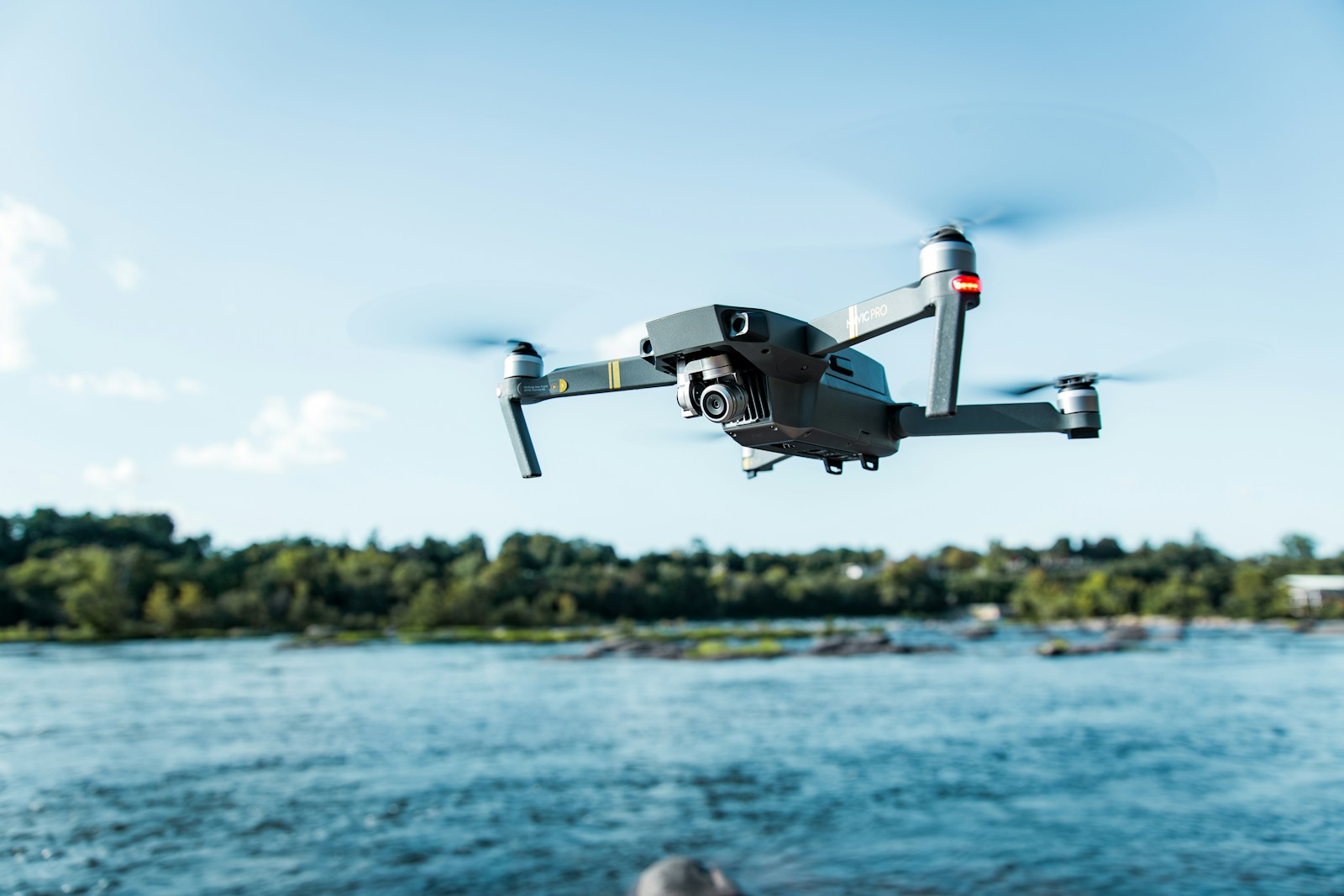 【空撮】ドローンはどこで飛ばせる？2026年7月施行の改正法とクリエイター向け機種の選び方