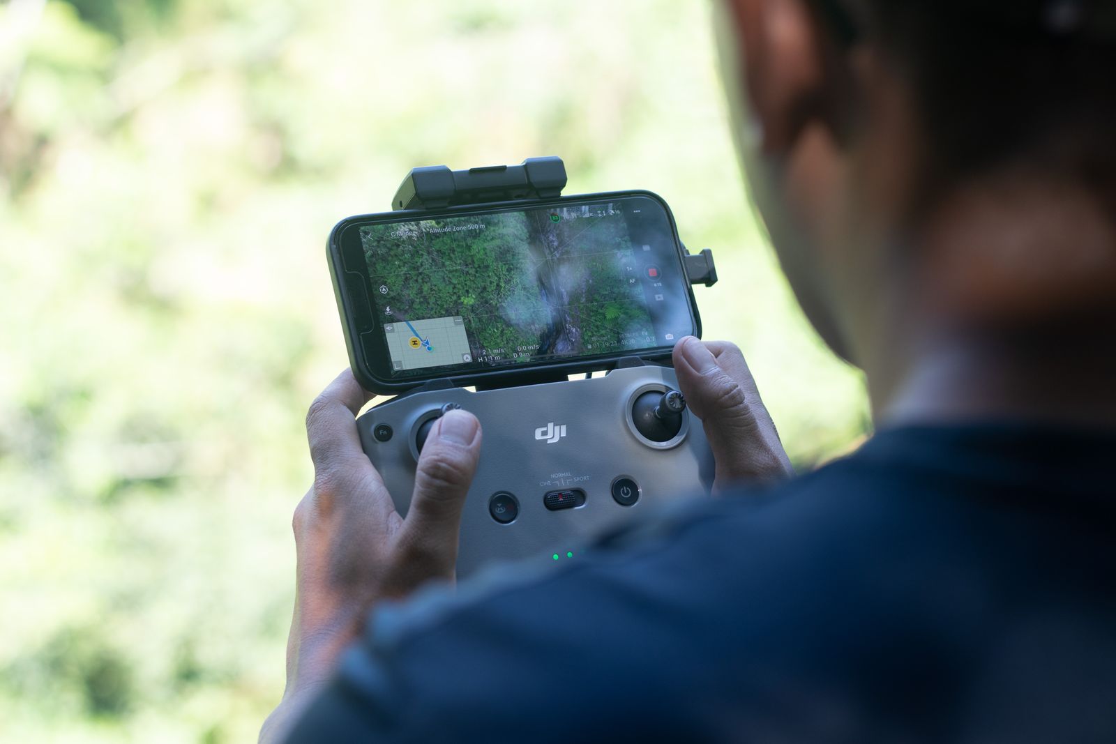 【空撮】ドローンはスマホで操作できる？送信機の選び方をじっくり解説